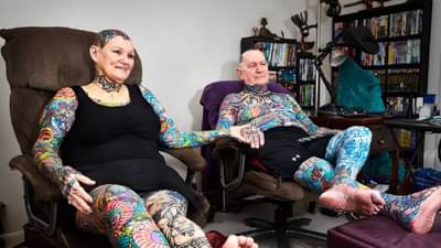 वयस्कर जोडप्याचा टॅटू रेकॉर्ड, 2000 तास एका जागी होते बसून, फोटो करतील हैराण!