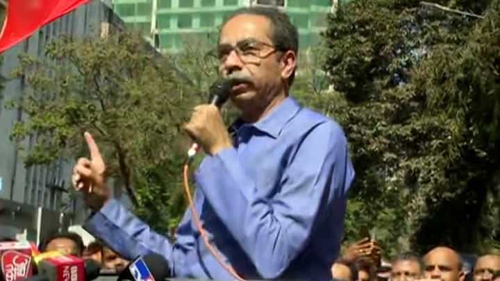 धनुष्यबाण पेलायला मर्द लागतो, चोरलल्या चिन्हावर निवडून येऊन दाखवाच!; उद्धव ठाकरेंचं खुलं आव्हान धनुष्यबाण पेलायला मर्द लागतो, चोरलल्या चिन्हावर निवडून येऊन दाखवाच!; उद्धव ठाकरेंचं खुलं आव्हान