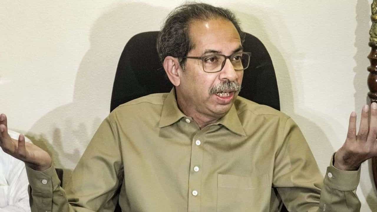 आयोग बरखास्त करून संजय राऊत यांना बसवायचं का? उद्धव ठाकरे यांच्यावर 'या' नेत्यानं केली सडकून टीका आयोग बरखास्त करून संजय राऊत यांना बसवायचं का? उद्धव ठाकरे यांच्यावर 'या' नेत्यानं केली सडकून टीका