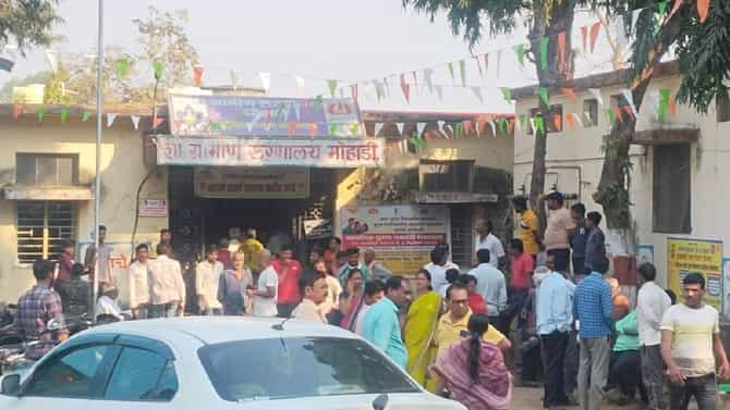 महाशिवरात्रीचा प्रसाद घेण्यासाठी थांबलेल्या नागरिकांना कारची धडक, सात जण जखमी