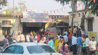 महाशिवरात्रीचा प्रसाद घेण्यासाठी थांबलेल्या नागरिकांना कारची धडक, सात जण जखमी