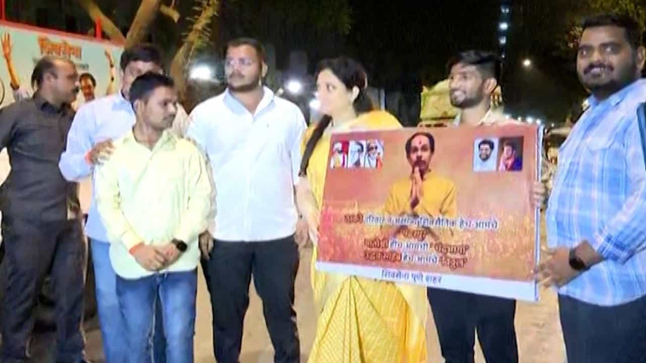 मातोश्रीबाहेर 'काल, आज आणि उद्या दैवत', अशा आशयाची कुणी केली बॅनरबाजी?