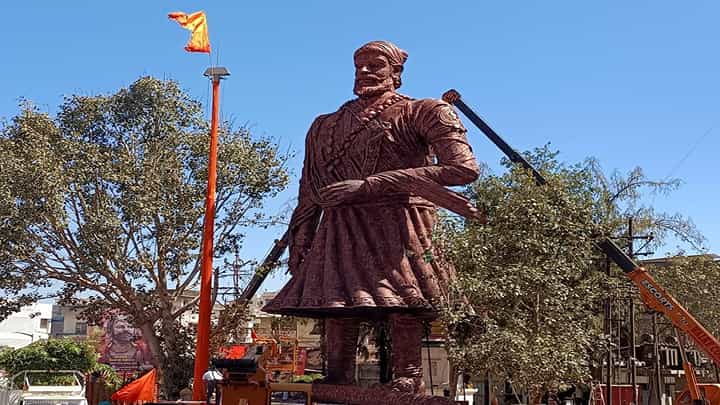 शिवजंयतीनिमित्त तब्बल 61 फूट उंचीचा छत्रपती शिवरायांचा पुतळा; कुठे उभारला बघा व्हिडीओ शिवजंयतीनिमित्त तब्बल 61 फूट उंचीचा छत्रपती शिवरायांचा पुतळा; कुठे उभारला बघा व्हिडीओ