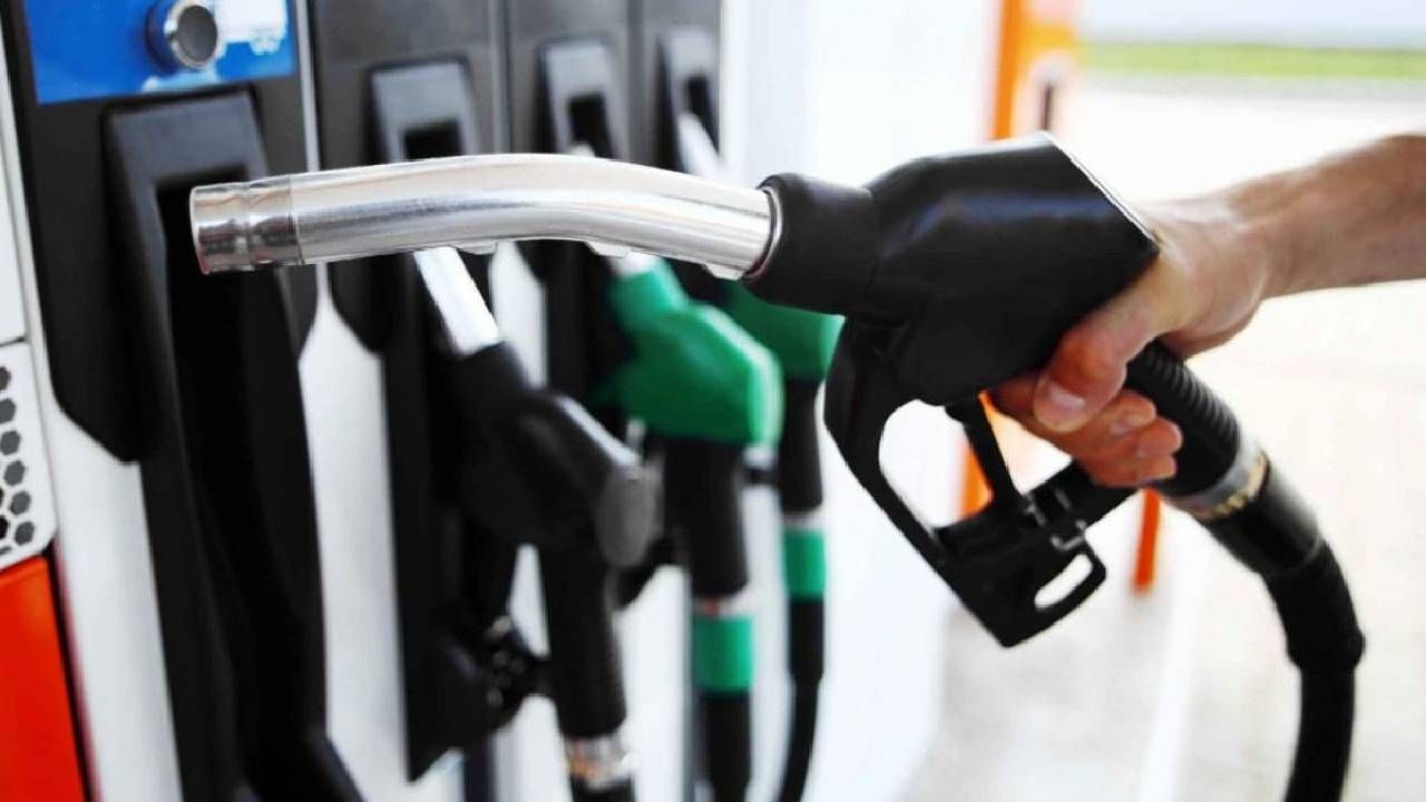 Today Petrol Diesel Price : रविवारी घराबाहेर पडण्यापूर्वी जाणून घ्या पेट्रोल-डिझेलची किंमत, आज काय आहे भाव