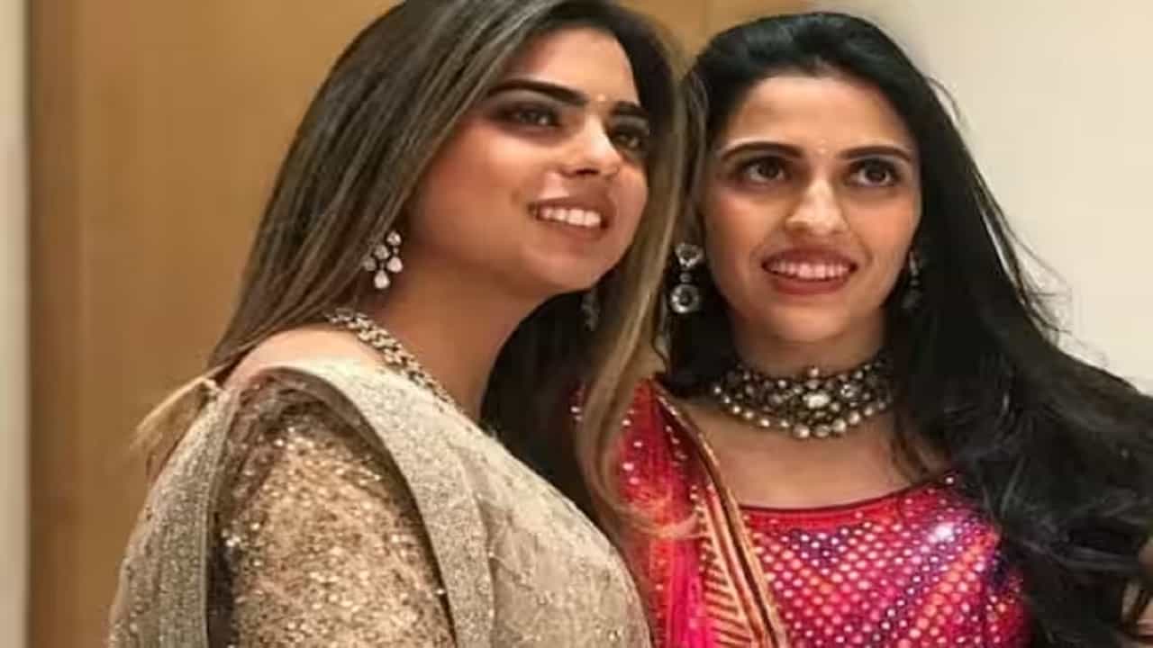 Isha Ambani Dress : देशाचे सर्वात प्रसिद्ध उद्योगपती मुकेश अंबानी (Mukesh Ambani) यांचे पूत्र अनंत अंबानी (Anant Ambani) आणि राधिका मर्चंट (Radhika Merchant) यांचा मोठ्या थाटात साखरपुडा रंगला. अनंत आणि राधिका यांच्या साखपुड्याची देखील तुफान चर्चा रंगली. पण मुकेश अंबानी यांचे मोठे पूत्र आकाश अंबानी (Akash Ambani) यांनी लहानपणीची मैत्रीण श्लोका मेहता यांच्यासोबत लग्न केलं. त्यांच्या साखरपुड्यापासून लग्नाची तुफान चर्चा रंगली. पण आकाश - श्लोका यांच्या साखरपुड्यात अंबानी कुटुंबातील लाडकी लेक ईशा अंबानी यांच्या ड्रेसची चर्चा तुफान रंगली.