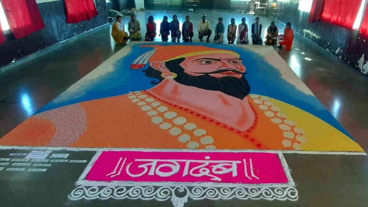 shiv jayanti 2023 : या विद्यालयात  54 लाख प्रति तांदळातून साकारली शिवरायांची भव्य दिव्य प्रतिकृती