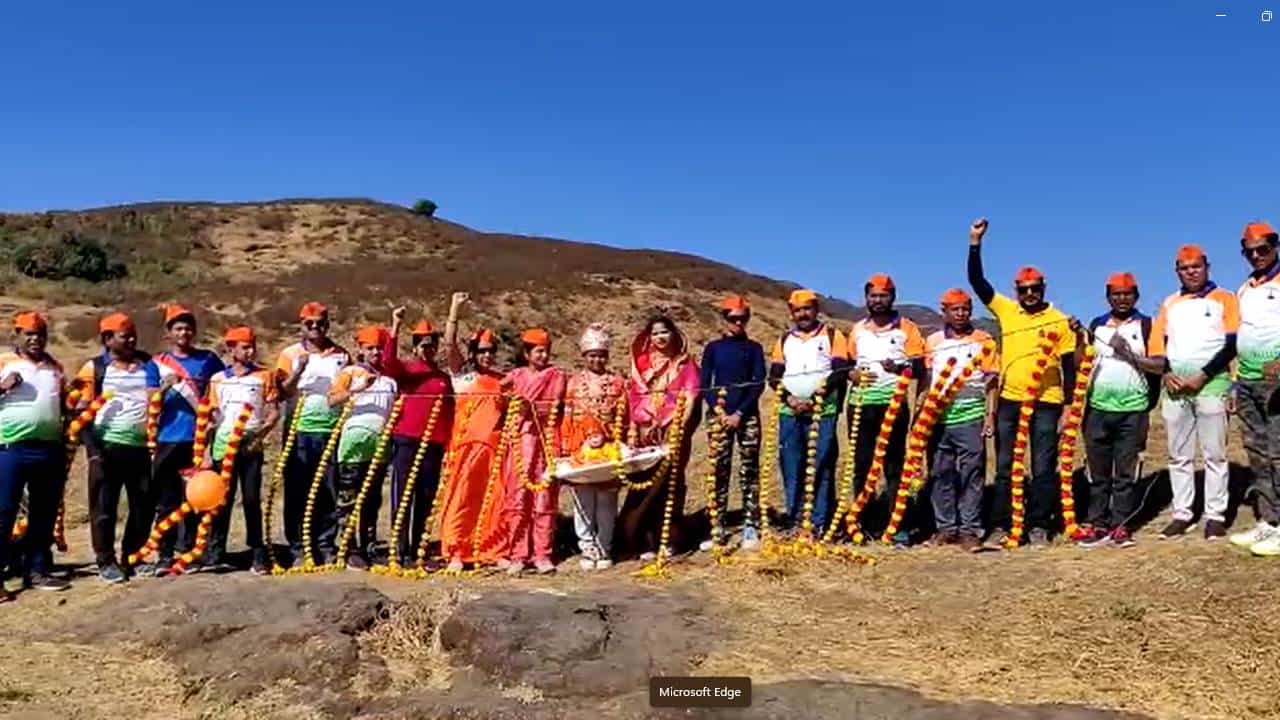कळसुबाई मित्र मंडळाच्या गिर्यारोहकांनी घोटी शहरापासून ८० किलोमीटर दूर असलेल्या अकोला तालुक्यातील शिरपुंजेचा " भैरवगडाची " सकाळी चढाई करून गडावर निसर्गरम्य वातावरणात छत्रपती शिवाजी महाराजांच्या पुतळ्याचा दुग्धअभिषेक केला.