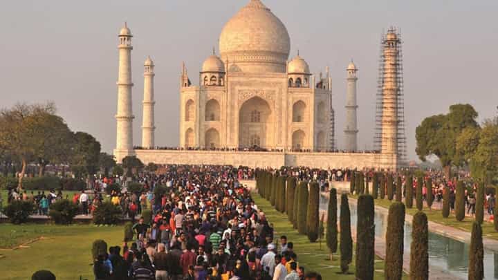 आग्रा येथील भव्य दिव्य ताजमहल पाहण्यासाठी पर्यटकांची तोबा गर्दी, काय आहे कारण? बघा व्हिडीओ आग्रा येथील भव्य दिव्य ताजमहल पाहण्यासाठी पर्यटकांची तोबा गर्दी, काय आहे कारण? बघा व्हिडीओ