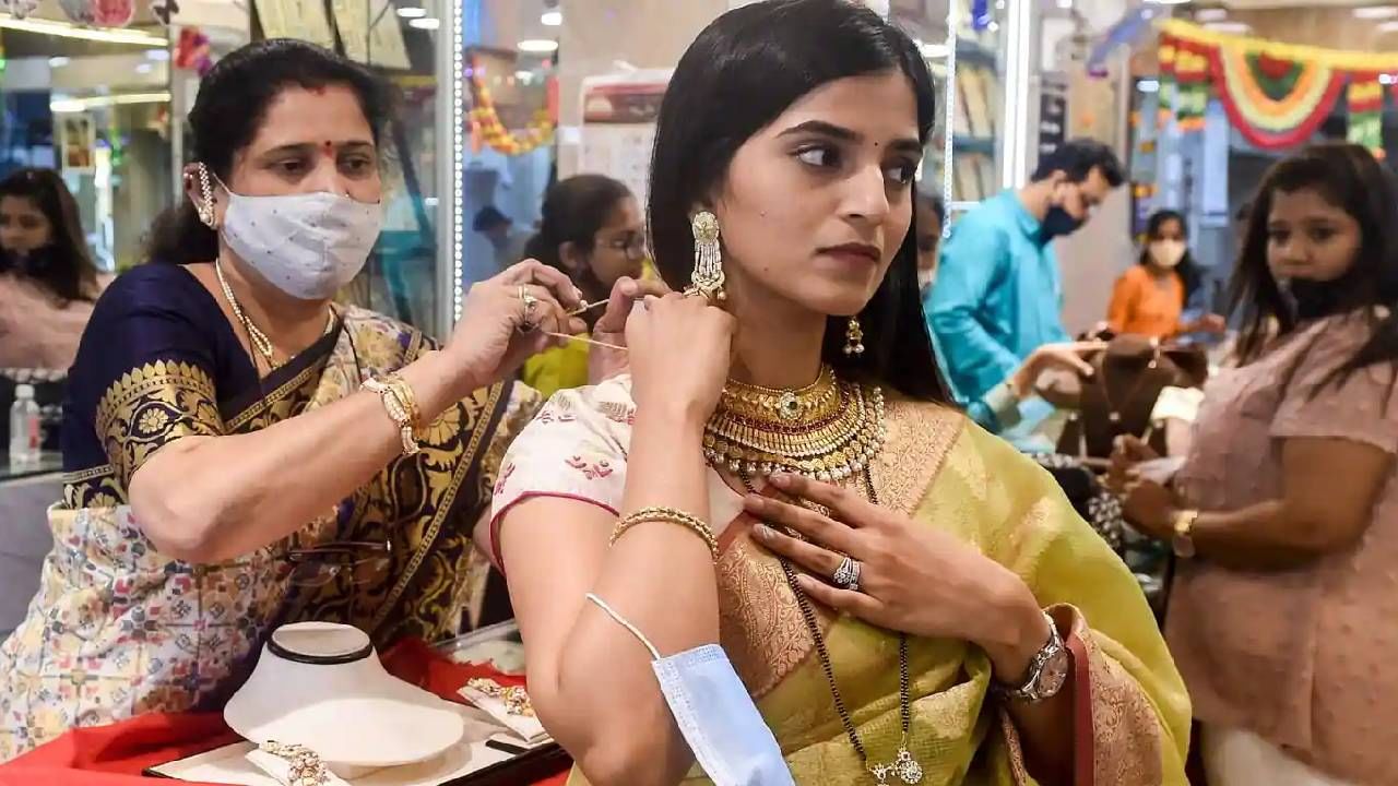 Gold Price Today : सोन्याचे दर पाच आठवड्यांत झरझर उतरले, इतक्या रुपयांनी झाले स्वस्त