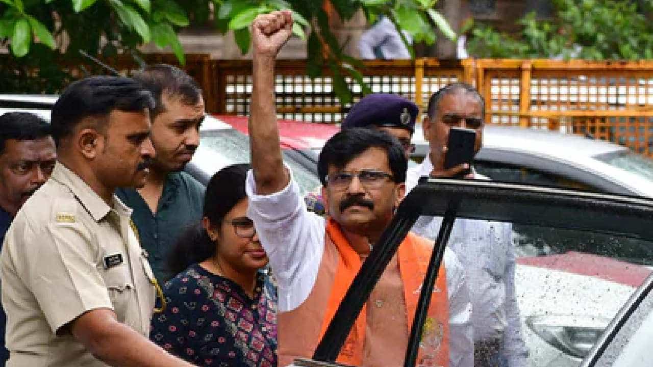 एकनाथ शिंदे यांच्याबाबतचं 'ते' एक विधान अन् संजय राऊतांविरोधात गुन्हा दाखल एकनाथ शिंदे यांच्याबाबतचं 'ते' एक विधान अन् संजय राऊतांविरोधात गुन्हा दाखल