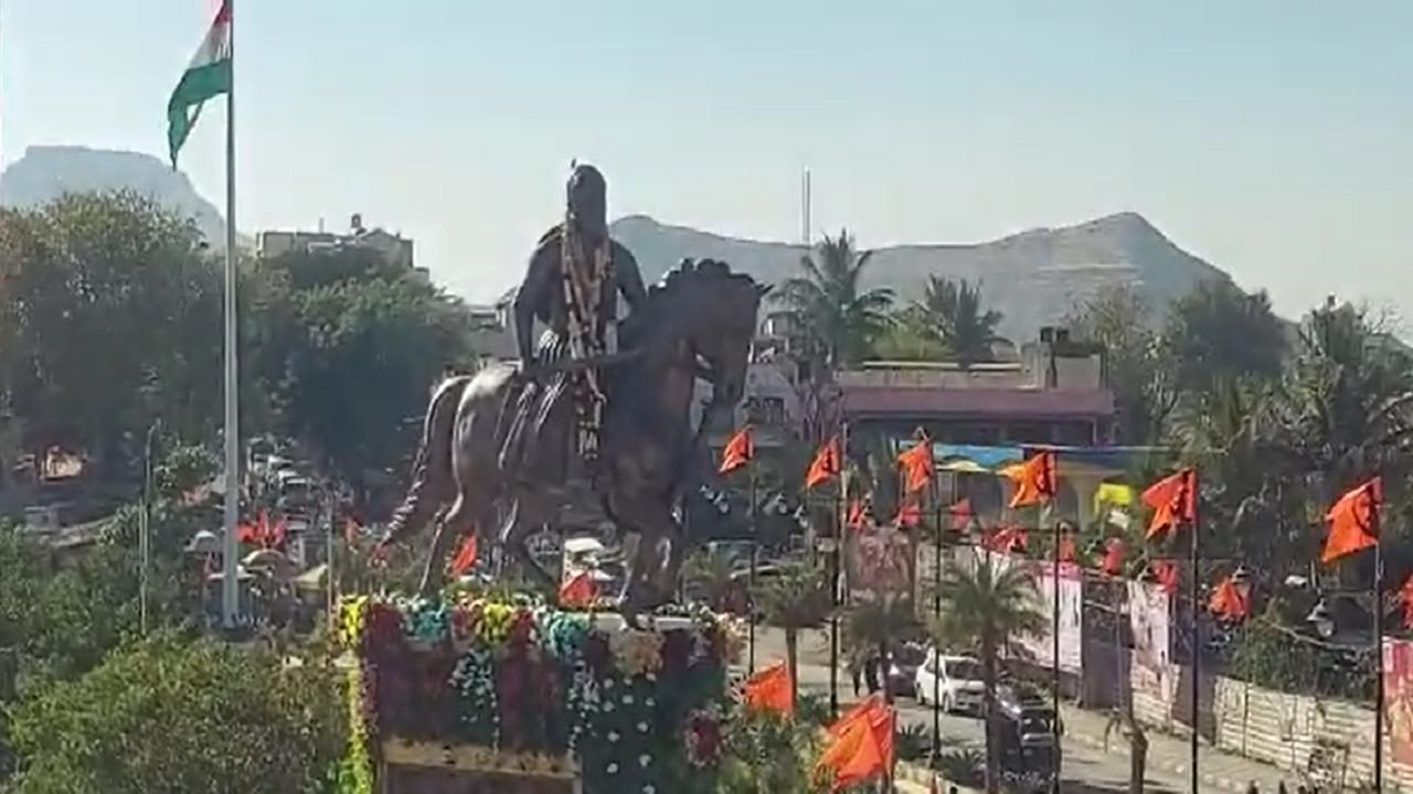 आदिवासी पथकासह विविध पथकांच्या लवाजम्यासह उशिरापर्यंत शिवजयंतीची मिरवणूक सुरू होती. 