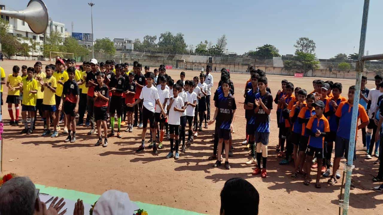 एफ. सी. बायर्न महाराष्ट्र फुटबॉल कप स्पर्धेचे उस्मानाबाद जिल्हास्तर स्पर्धेचे आयोजन श्री तुळजाभवानी जिल्हा स्टेडीयम, उस्मानाबाद येथे करण्यात आले आहे.