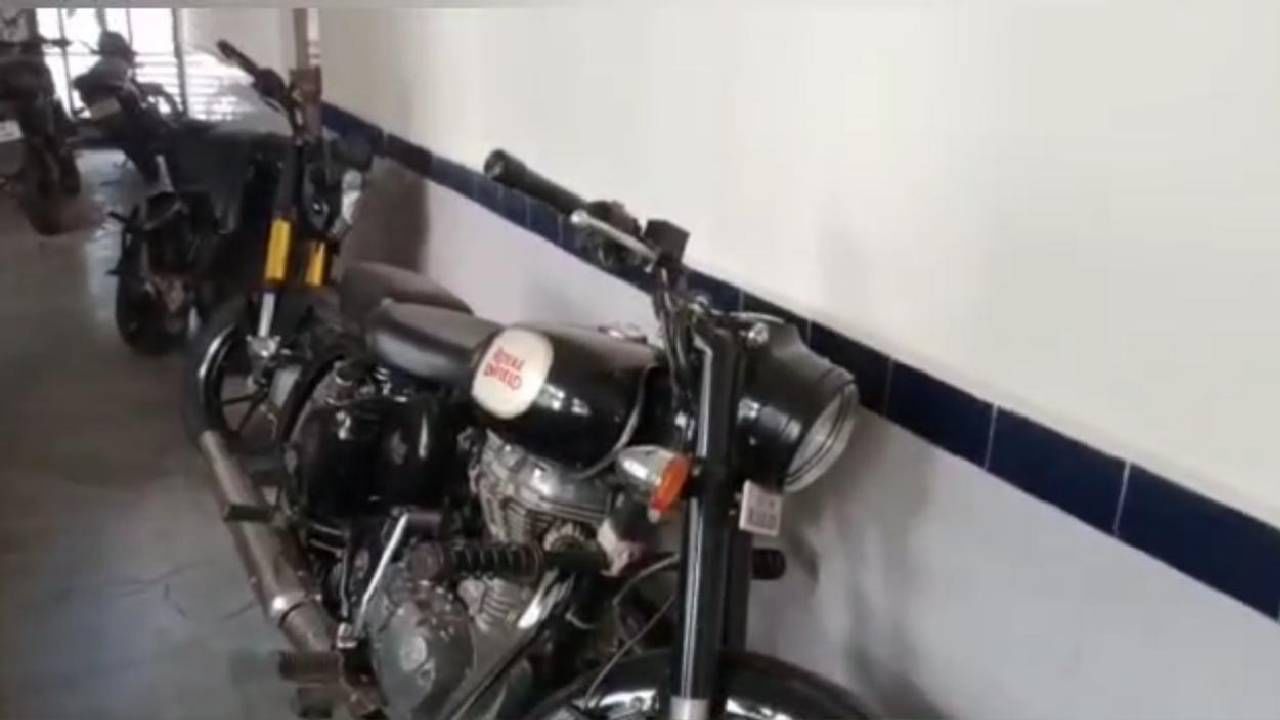 'बुलेटची' हौस दुचाकीस्वारांना पडली महागात; सायलेंसर आणि नंबरप्लेटही केल्या जप्त... 'बुलेटची' हौस दुचाकीस्वारांना पडली महागात; सायलेंसर आणि नंबरप्लेटही केल्या जप्त...