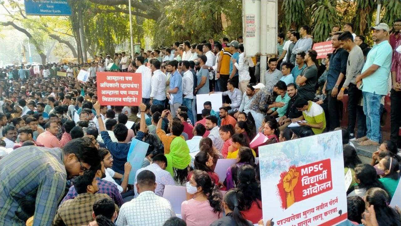 MPSC विद्यार्थ्यांच्या आंदोलनाला यश, MPSC ने विद्यार्थ्यांची 'ही' मोठी मागणी केली मान्य MPSC विद्यार्थ्यांच्या आंदोलनाला यश, MPSC ने विद्यार्थ्यांची 'ही' मोठी मागणी केली मान्य
