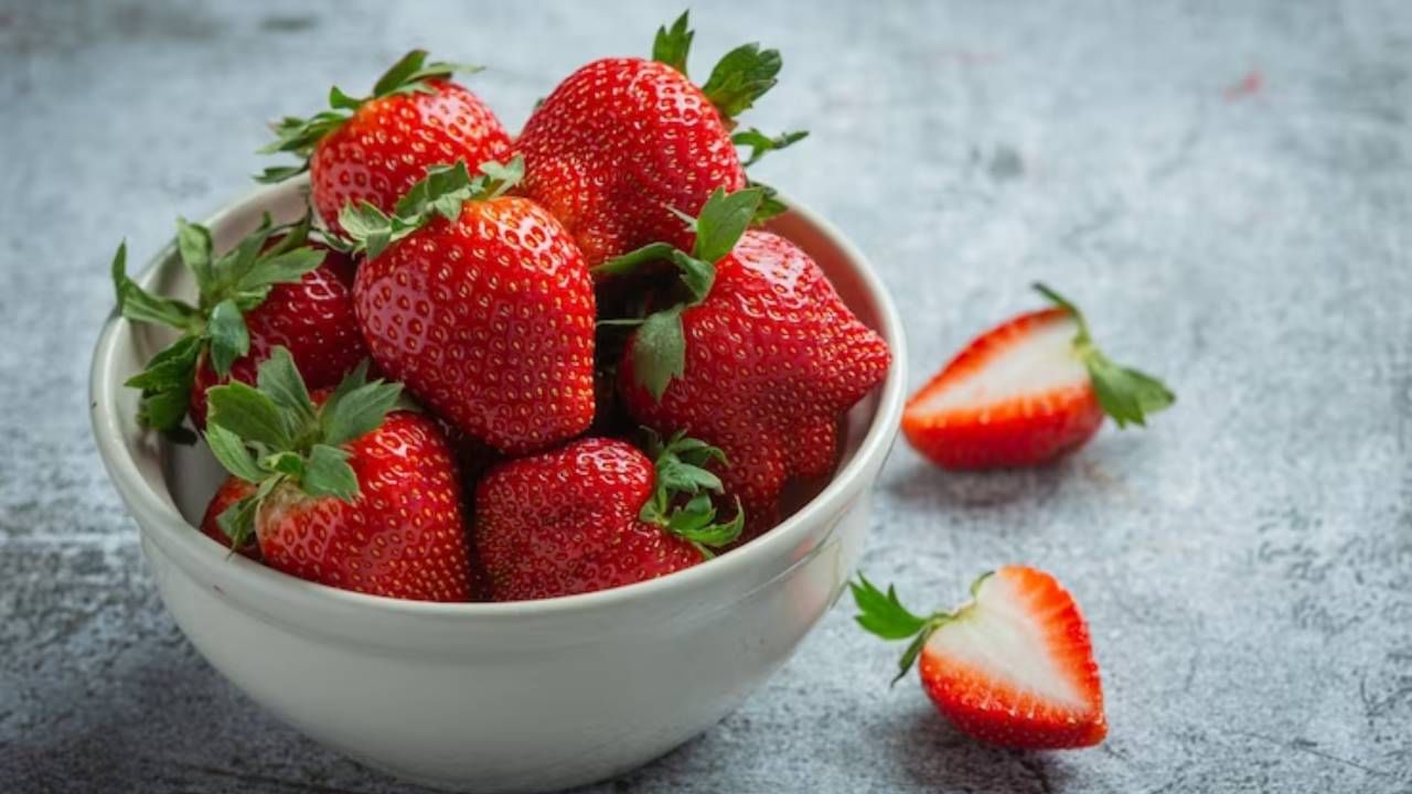 रसदार स्ट्रॉबेरी खायला सर्वांनाच आवडते. पण त्याचेही सेवन केल्यावर कधीच पाणी पिऊ नका. फळांमध्ये नैसर्गिक साखर व यीस्ट असते. फळ खाल्यानंतर पाणी प्यायले तर पोटातील ॲसिड डायल्युट होते व ते गॅसेस तसेच ॲसिडिटीसाठी कारणीभूत ठरू शकते. 