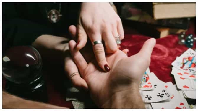 Palmistry : तळहातावरील या 6 चिन्हांमुळे तुम्ही होता मालामाल! काय सांगतं हस्तरेखाशास्त्र जाणून घ्या