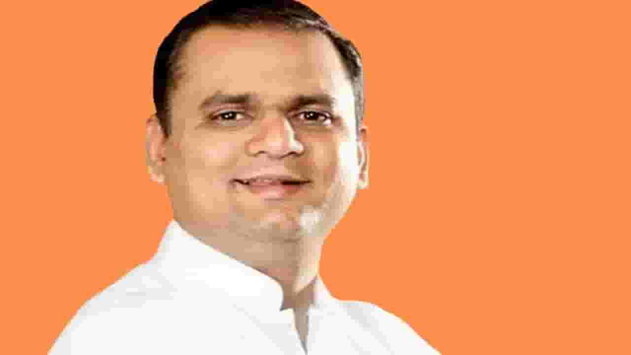 राहुल गांधी यांच्या फोटोला जोडे मारल्याने विधानसभा अध्यक्षांचे खडेबोल, राहुल नार्वेकर यांनी दिला इशारा