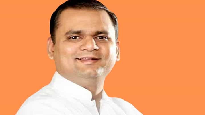 राहुल गांधी यांच्या फोटोला जोडे मारल्याने विधानसभा अध्यक्षांचे खडेबोल, राहुल नार्वेकर यांनी दिला इशारा राहुल गांधी यांच्या फोटोला जोडे मारल्याने विधानसभा अध्यक्षांचे खडेबोल, राहुल नार्वेकर यांनी दिला इशारा