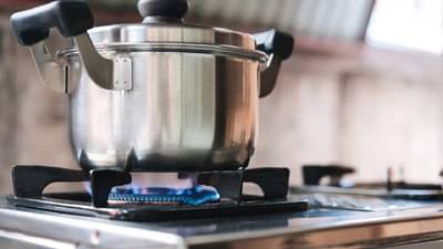 गॅसची किंमती भडकू देत नाही तर शेगडी...; हे उपाय करा आणि गॅसची करा बचत...