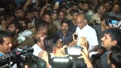 Pune | शरद पवार रात्रीच्या अकरा वाजता MPSC विद्यार्थ्यांच्या भेटीला, मुख्यमंत्र्यांसोबत बैठकीचं दिलं आश्वासन