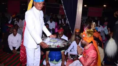 या नवऱ्याने या प्रथेला फाटा देत वधूच्या वडिलांना 11 लाख केले परत; या लग्नाचा होता आहे बोलबाला...