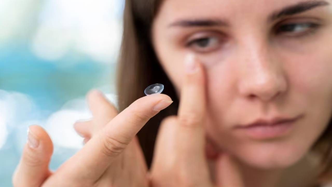 कॉन्टॅक्ट लेन्स वापरत असाल तर चुकूनही करू नका 'या' चुका, भोगावे लागतील गंभीर परिणाम कॉन्टॅक्ट लेन्स वापरत असाल तर चुकूनही करू नका 'या' चुका, भोगावे लागतील गंभीर परिणाम