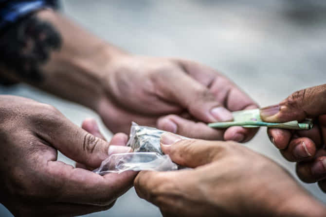पालकांनो सावधान, शाळांसमोर गांजा विक्री करणाऱ्यास अटक
