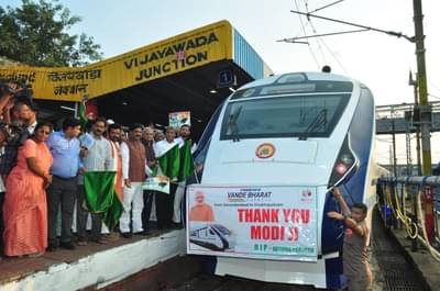 साठ खासदारांची वंदेभारतला आपआपल्या मतदार संघात चालविण्याची मागणी