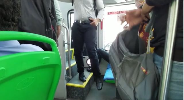 देशातील पहिल्या इलेक्ट्रीक डबल डेकर बसमध्ये लयच गडबड देशातील पहिल्या इलेक्ट्रीक डबल डेकर बसमध्ये लयच गडबड