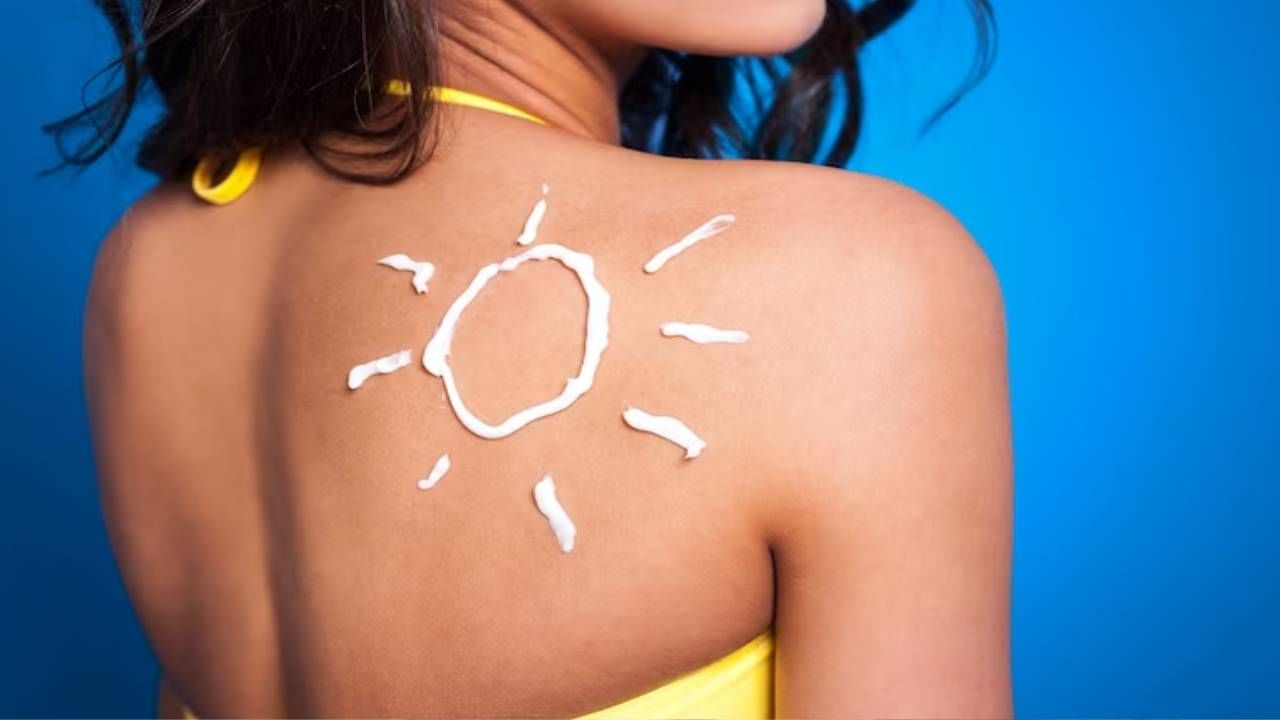 तुमची त्वचा निरोगी ठेवण्यासाठी सनस्क्रीनचा वापर करा. हे तुमच्या त्वचेला हानिकारक अतिनील किरणांपासून वाचवण्यास मदत करतील. सनस्क्रीन त्वचेला टॅनिंगपासून वाचवण्याचे काम करते.