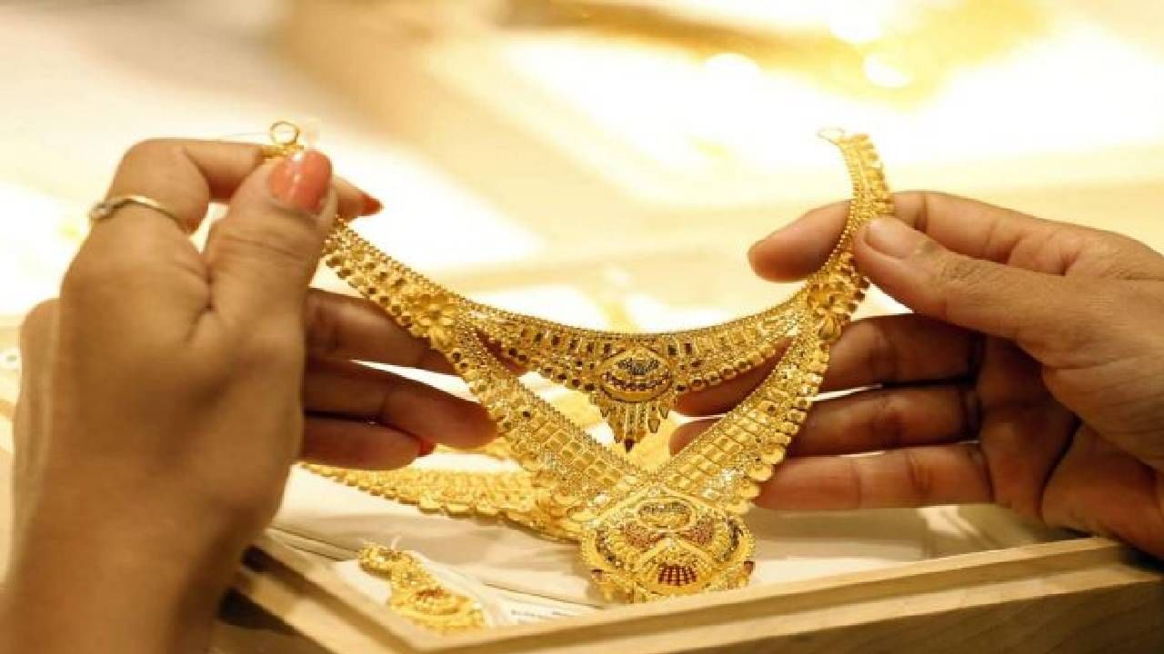 Gold Price Today | सोने खरेदी करणाऱ्यांची लॉटरी, सोन्याच्या दरात इतक्या हजार रुपयांची घट