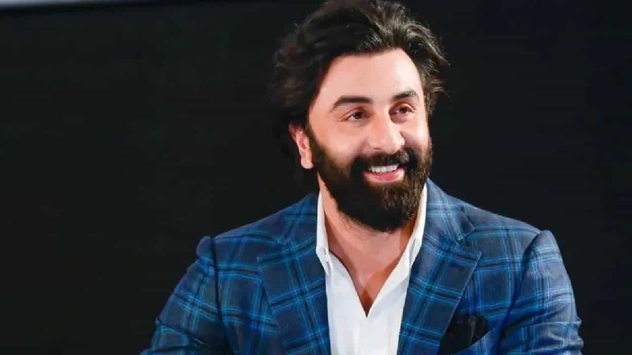 रणबीर कपूरने BBC च्या कार्यालयांवरील छापेमारीवरून पत्रकाराला घेरलं; नेटकरी म्हणाले वाह भाई वाह!