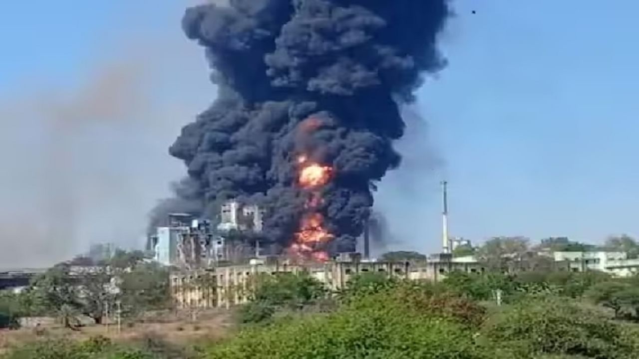 जिंदाल आगप्रकरणी अखेर गुन्हा दाखल, भीषण आग प्रकरणी दोषी कोण? चौकशी अहवालात धक्कादायक बाब जिंदाल आगप्रकरणी अखेर गुन्हा दाखल, भीषण आग प्रकरणी दोषी कोण? चौकशी अहवालात धक्कादायक बाब
