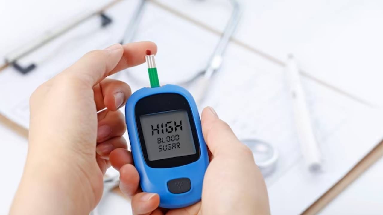 Diabetes : छोट्या सवयींचे मोठे गंभीर परिणाम, तुम्हालाही 'या' सवयी असतील तर ब्लड शुगर वाढलीच म्हणून समजा !