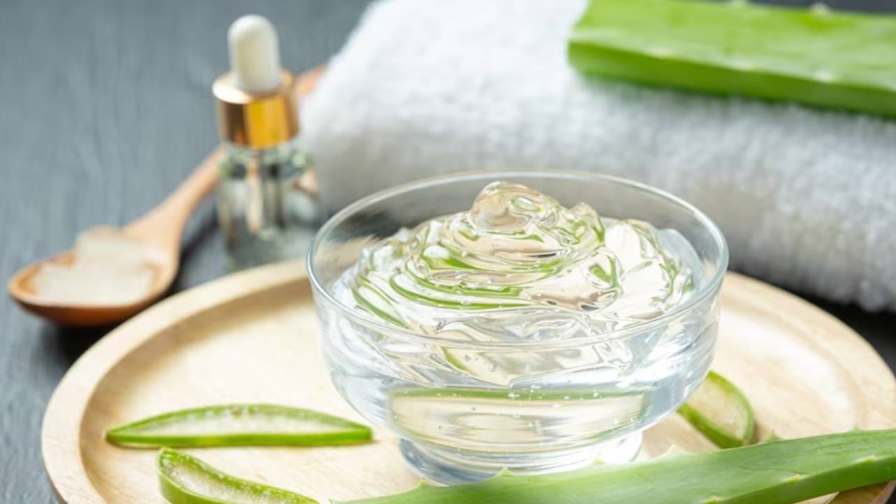 कोरफडीचा रस - भुवया सुंदर करण्यासाठी कोरफडीच्या रसाचा वापर उत्तम ठरतो. अशावेळी हाताच्या बोटांवर थोडा कोरफडीचा रस घेऊन भुवयांना मसाज करा. ही कृती दिवसातून दोनदा केल्याने भुवया काळ्या आणि जाड दिसू लागतील