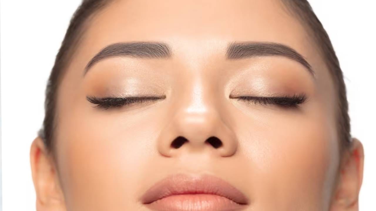  आयब्रोजमुळे डोळ्यांचे सौंदर्य वाढते. लांब, घनदाट भुवयांसाठी महिला अनेक उपाय करतात. काही महिलांच्या भुवया पातळ आणि लहान असतात. त्याची वाढ वाढवण्यासाठी, बहुतेक स्त्रिया महाग सौंदर्य उत्पादने वापरतात. असे असूनही महिलांच्या भुवया आकर्षक होत नाहीत. अशा परिस्थितीत तुम्ही काही घरगुती उपाय करू शकता.