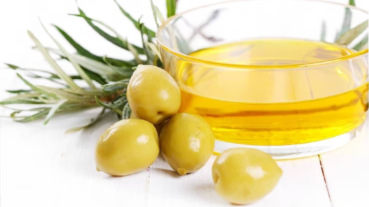 ऑलिव्ह ऑईल - भुवयांची चांगली वाढ व्हावी यासाठी तुम्ही ऑलिव्ह ऑइलची मदत घेऊ शकता. यासाठी रोज रात्री झोपण्यापूर्वी भुवयांवर ऑलिव्ह ऑईल लावा. आता भुवयांना हलक्या हातांनी  5 ते 10 मिनिटे मसाज करा. यामुळे तुम्हाला 15 दिवसांत फरक दिसेल.