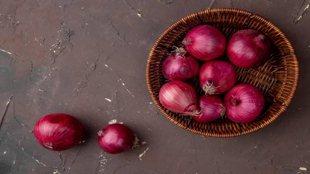 कांद्याचा रस -  भुवयांच्या वाढीचा वेग वाढवण्यासाठी तुम्ही कांद्याचा रस वापरू शकता. कांद्याचा रस काढून तो रोज भुवयांवर लावा. यामुळे तुम्हाला जाड व काळ्या भुवया मिळतील.