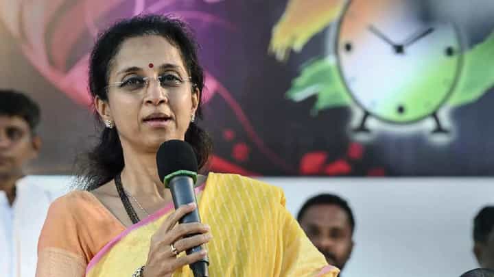 मला न विचारता पोस्टर लावला, आता...; भावी मुख्यमंत्री म्हणून पोस्टर लागल्यानंतर सुप्रिया सुळे यांची आक्रमक प्रतिक्रिया मला न विचारता पोस्टर लावला, आता...; भावी मुख्यमंत्री म्हणून पोस्टर लागल्यानंतर सुप्रिया सुळे यांची आक्रमक प्रतिक्रिया
