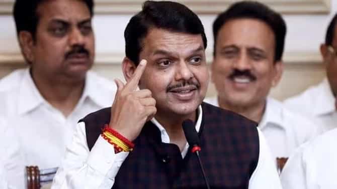 सुप्रिया सुळे यांच्या बॅनरवरुन देवेंद्र फडणवीस यांची कोपरखळी, राष्ट्रवादीची परंपरा म्हणत शरद पवार यांनाही डिवचलं...