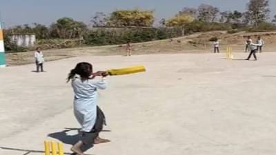 VIDEO | मुलांच्या वेगवान बॉलिंगला, रेणुकाने जोरदार षटकार लगावले, व्हीडिओ व्हायरल