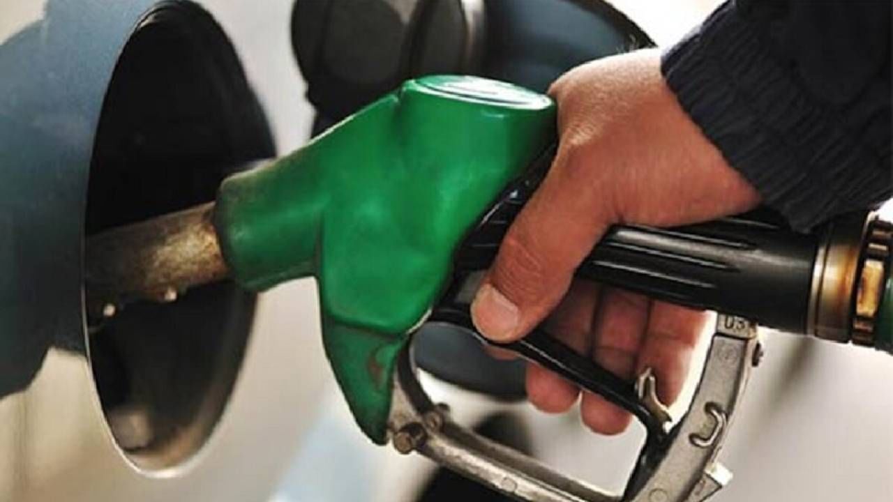 Petrol Diesel Price : काही राज्यांनी लागू केला सेस, आज तुमच्या शहरात एक लिटर पेट्रोल-डिझेलचा भाव काय Petrol Diesel Price : काही राज्यांनी लागू केला सेस, आज तुमच्या शहरात एक लिटर पेट्रोल-डिझेलचा भाव काय
