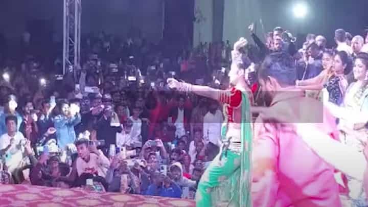 गौतमी पाटील हिच्या कार्यक्रमात पुन्हा एकदा तरुणांची हुल्लडबाजी, पोलिसांनी केला लाठीचार्ज अन्... गौतमी पाटील हिच्या कार्यक्रमात पुन्हा एकदा तरुणांची हुल्लडबाजी, पोलिसांनी केला लाठीचार्ज अन्...