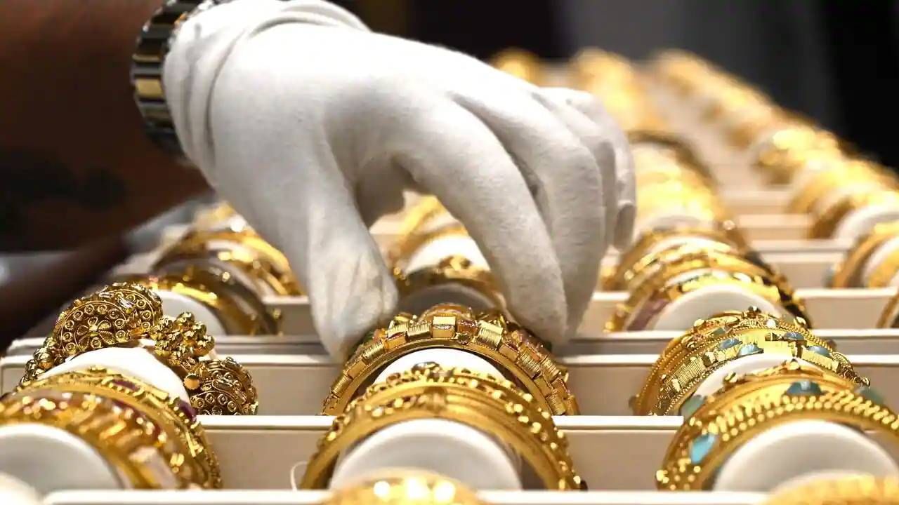 Today Gold Silver Price : सोने-चांदीत पडझड, 10 ग्रॅम सोन्याचा भाव काय