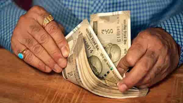 पैसे मोजतांना कधीच करू नका या चुका, अन्यथा लक्ष्मी होऊ शकते नाराज!