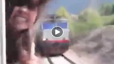 VIDEO | ट्रेनच्या खिडकीतून डोकं बाहेर काढून मुलगी बनवत होती रील, त्यानंतर काय झालं पाहा व्हिडीओत