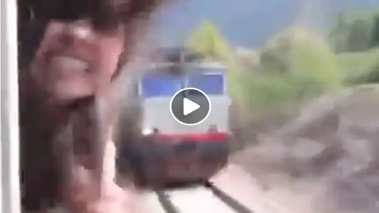 VIDEO | ट्रेनच्या खिडकीतून डोकं बाहेर काढून मुलगी बनवत होती रील, त्यानंतर काय झालं पाहा व्हिडीओत VIDEO | ट्रेनच्या खिडकीतून डोकं बाहेर काढून मुलगी बनवत होती रील, त्यानंतर काय झालं पाहा व्हिडीओत