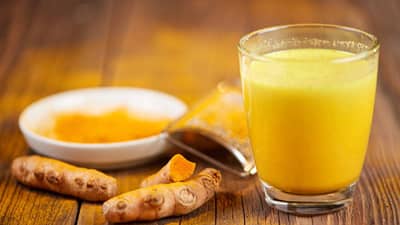 हळदीच्या दुधाने होऊ शकतं मोठं नुकसान! हळद आणि दूध पिण्याचे तोटे