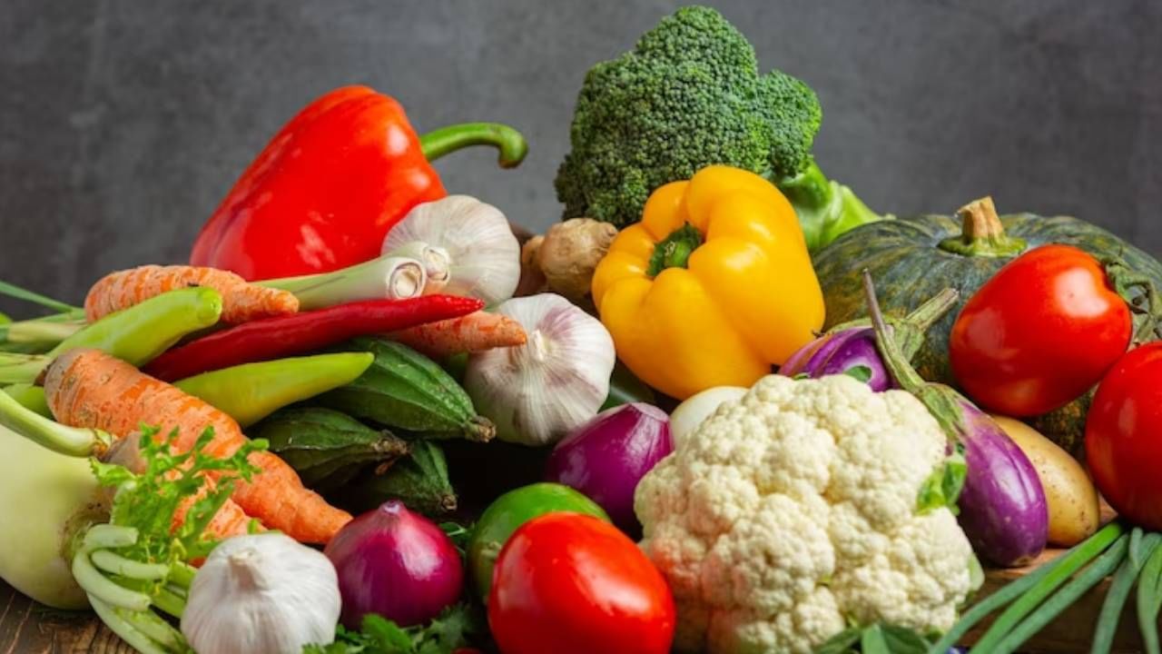 कच्च्या भाज्या : रिकाम्या पोटी कच्च्या भाज्या खाणे टाळा. भाज्यांमध्ये भरपूर फायबर असते, जे आपल्या पोटाला पचायला कठीण असते. नाश्त्यात कच्च्या भाज्या खाल्ल्याने तुमचा संपूर्ण दिवस गॅस, पोटदुखीने खराब होऊ शकतो.