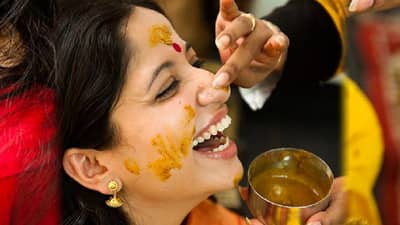 लग्नाआधी वधू वरांना का लावली जाते हळद? वाचा वैज्ञानिक कारण